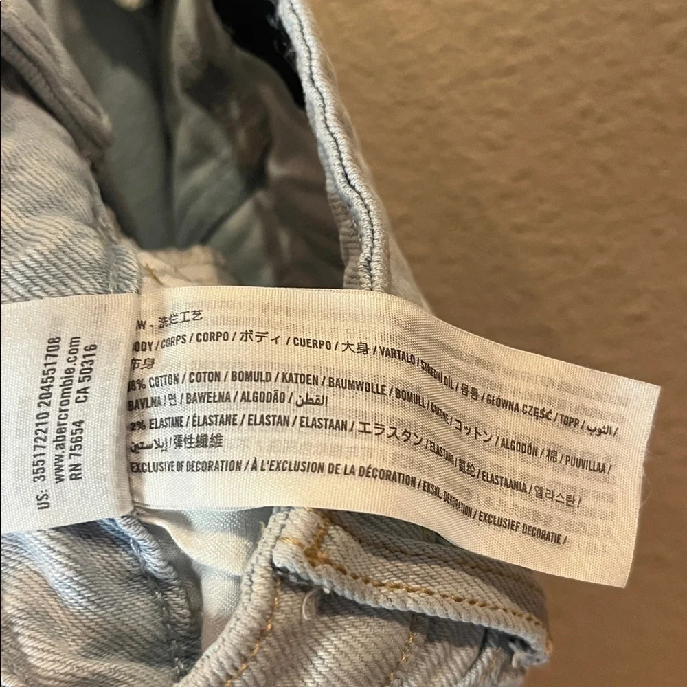 Hollister Women’s Ultra High Rise Dad Jean relaxed fit Size 25 Light Wash